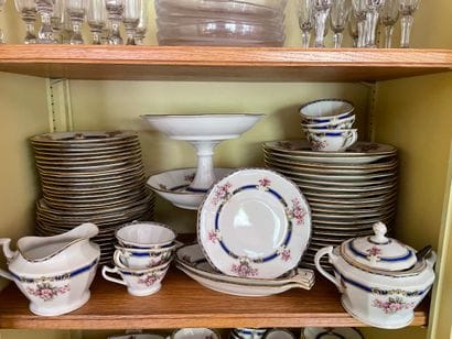 Partie de service en porcelaine blanche à...