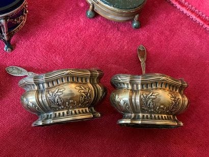 Paire de salières en argent de forme mouvementée...