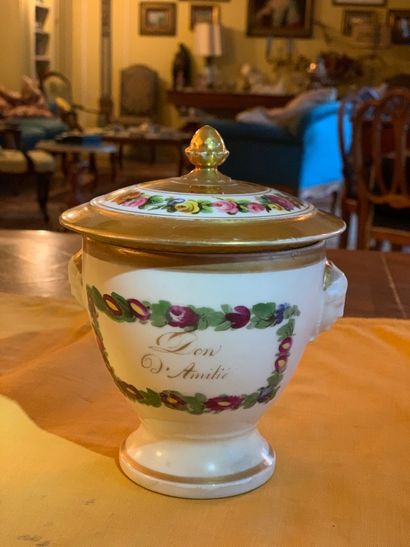Sucrier couvert et son dormant en porcelaine...