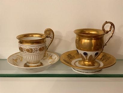 Deux tasses en porcelaine et deux sous-tasses...