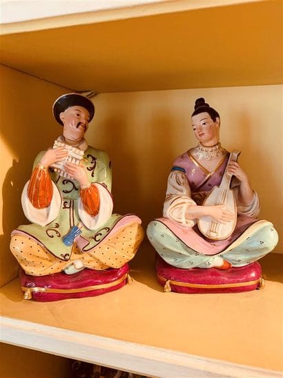 Paire de flacons en porcelaine polychrome...