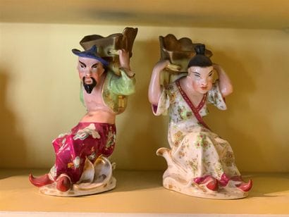Paire de statuettes en porcelaine polychrome...