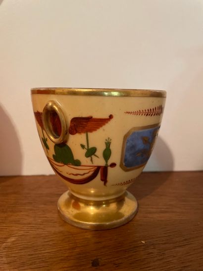 Deux tasses en porcelaine et deux sous-tasses...