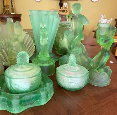 Collection de statuettes, flacons, bougeoirs...