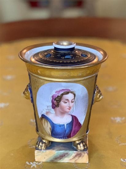 Pot pique-fleurs en porcelaine polychrome...
