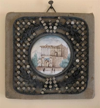Plaque ronde émaillée représentant une mosquée

Travail...