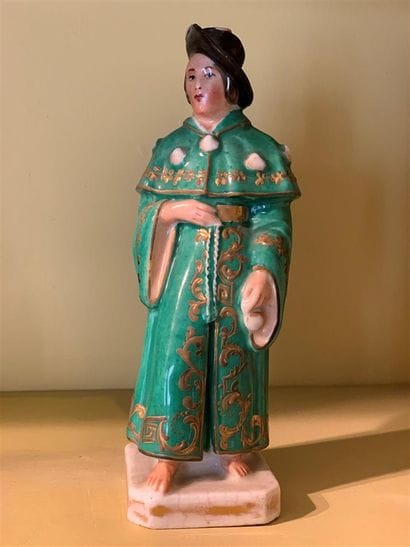 Statuette flacon en porcelaine polychrome...