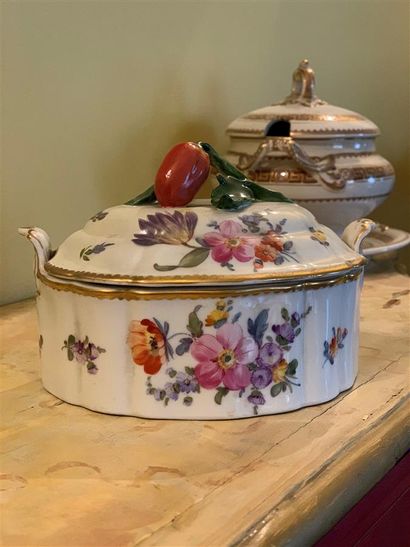 Beurrier en porcelaine blanche à décor de...