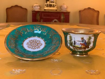 Tasse litron en porcelaine polychrome et...