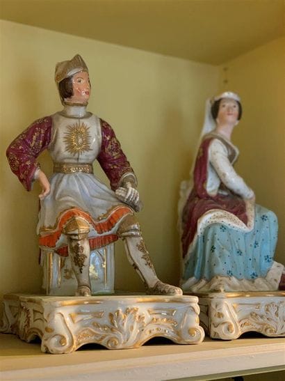 Paire de flacons statuettes en porcelaine...