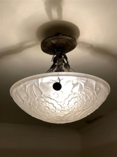 Vasque plafonnier en verre moulé à décor...