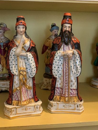 Paire de statuettes en porcelaine à décor...