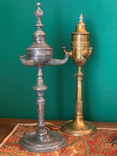 Deux lampes à huile, l'une en étain et l'autre...