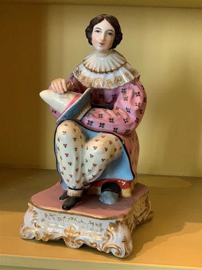 Statuette flacon en porcelaine polychrome...