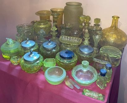 Collection de statuettes, flacons, bougeoirs...