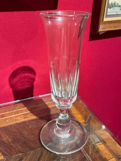 
11 flûtes à champagne en verre à pans

