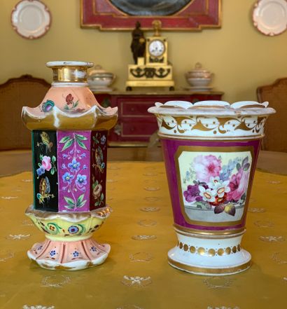 Coupe évasée en porcelaine blanche à décor...