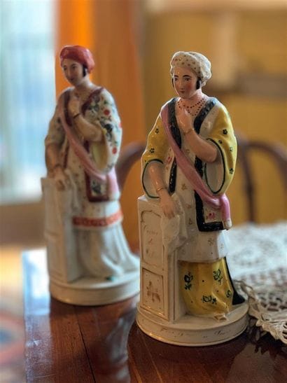 Porcelaine de PARIS pour BADIN Frères, distillateurs

Deux...