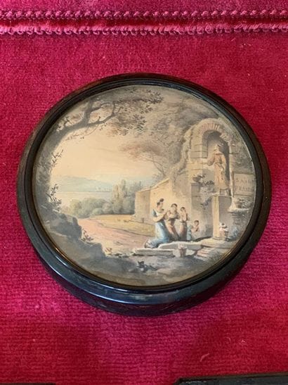 Boîte ronde en écaille, le couvercle orné...