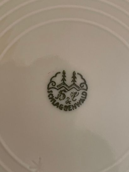 Partie de service en porcelaine blanche à...