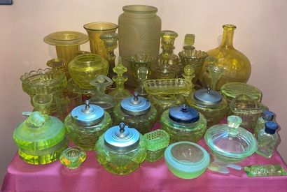 Collection de statuettes, flacons, bougeoirs...