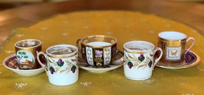 Cinq tasses en porcelaine diverses à décors...
