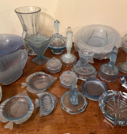 Collection de statuettes, flacons, bougeoirs...