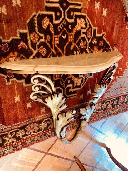 Console d'applique en bois doré à décor sculpté...
