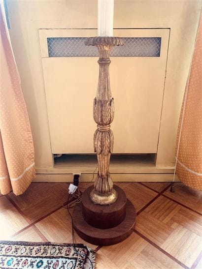 Paire de grands pieds de lampe en bois sculpté...