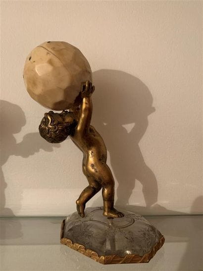 Statuette en bronze doré représentant un...