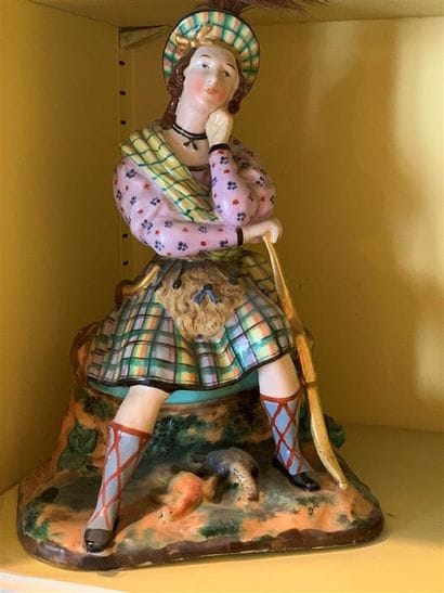 Grande statuette flacon en porcelaine polychrome...