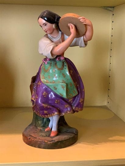 Statuette formant flacon en porcelaine polychrome...
