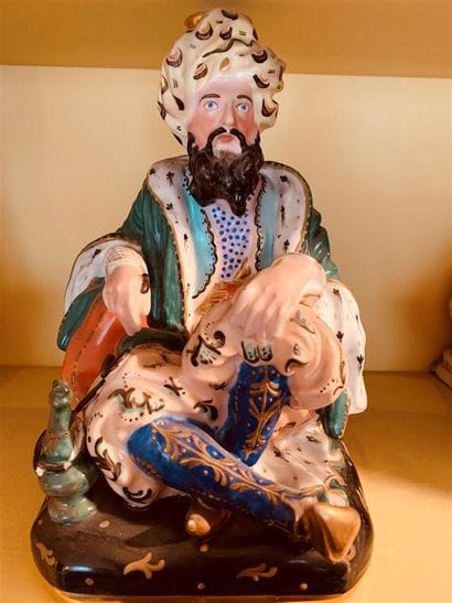 Flacon en porcelaine polychrome et dorée...