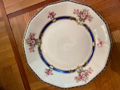 Partie de service en porcelaine blanche à...
