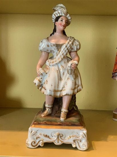 Statuette flacon en porcelaine polychrome...