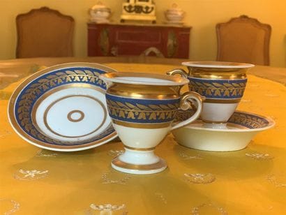 Deux tasses et leur sous-tasse en porcelaine...