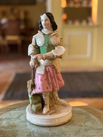 Statuette flacon couverte en porcelaine polychrome...