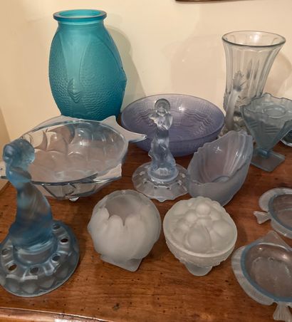Collection de statuettes, flacons, bougeoirs...