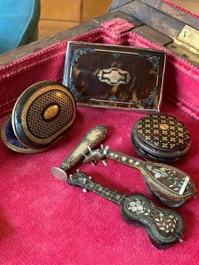 Trois boîtes en métal et écaille piqueté...