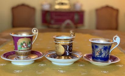 Trois tasses en porcelaine à décors polychromes...