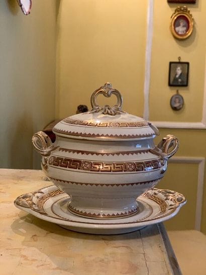 Pot en porcelaine rose et dorée à décor de...