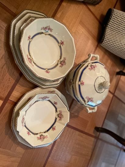 Partie de service en porcelaine blanche à...