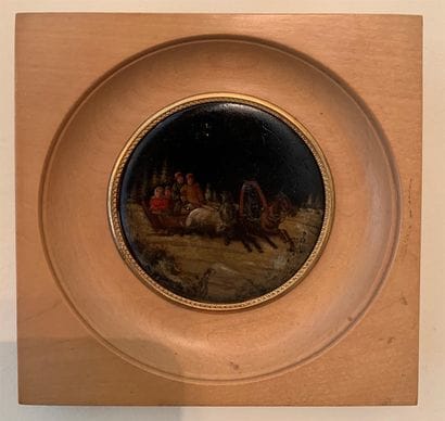 Médaillon rond laqué polychrome représentant...