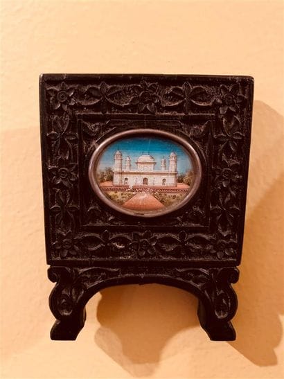 
Miniature ovale représentant 
le 
mausolée...