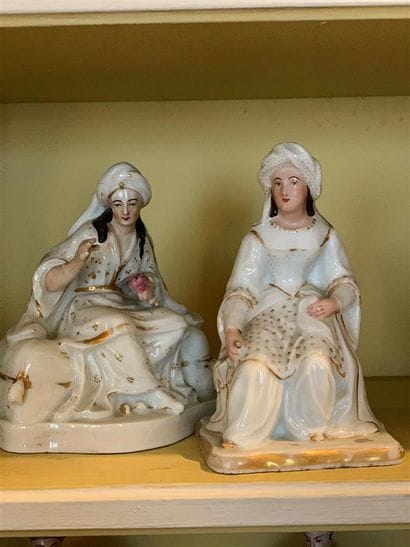 Deux flacons statuettes en porcelaine à décor...