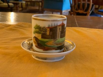 Tasse litron en porcelaine polychrome et...