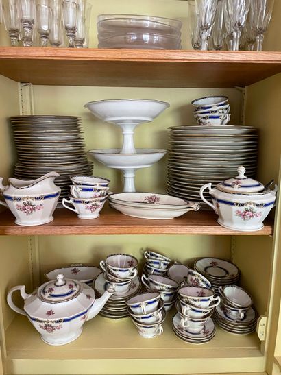 Partie de service en porcelaine blanche à...