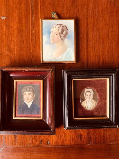 Trois miniatures représentant une femme,...