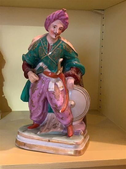Flacon statuette en porcelaine à décor émaillé...