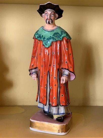 Statuette flacon en porcelaine polychrome...